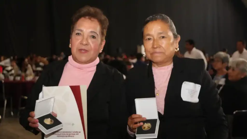 Entrega Sergio Salomón reconocimientos y medallas al personal de apoyo y asistencia a la educación