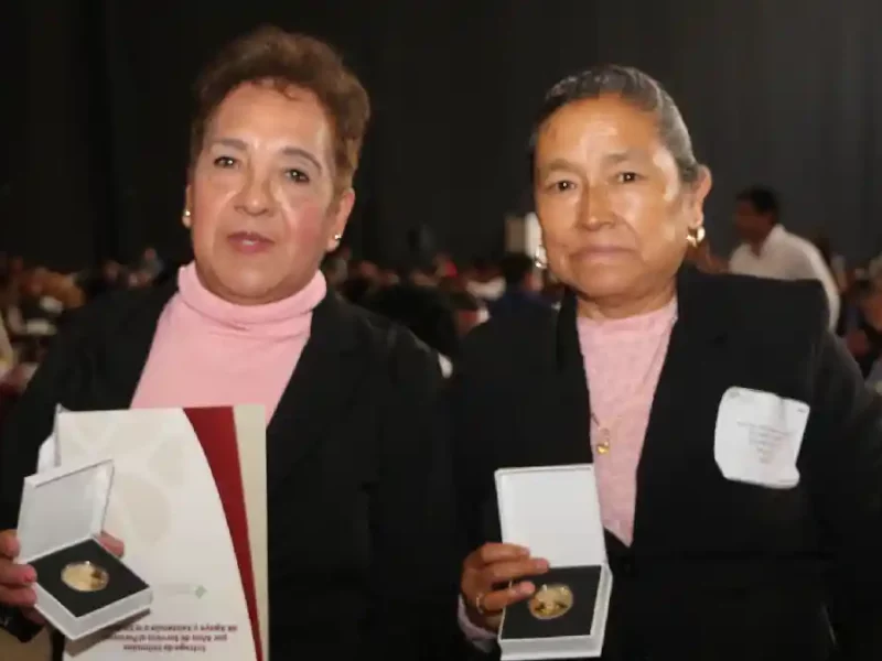 Entrega Sergio Salomón reconocimientos y medallas al personal de apoyo y asistencia a la educación