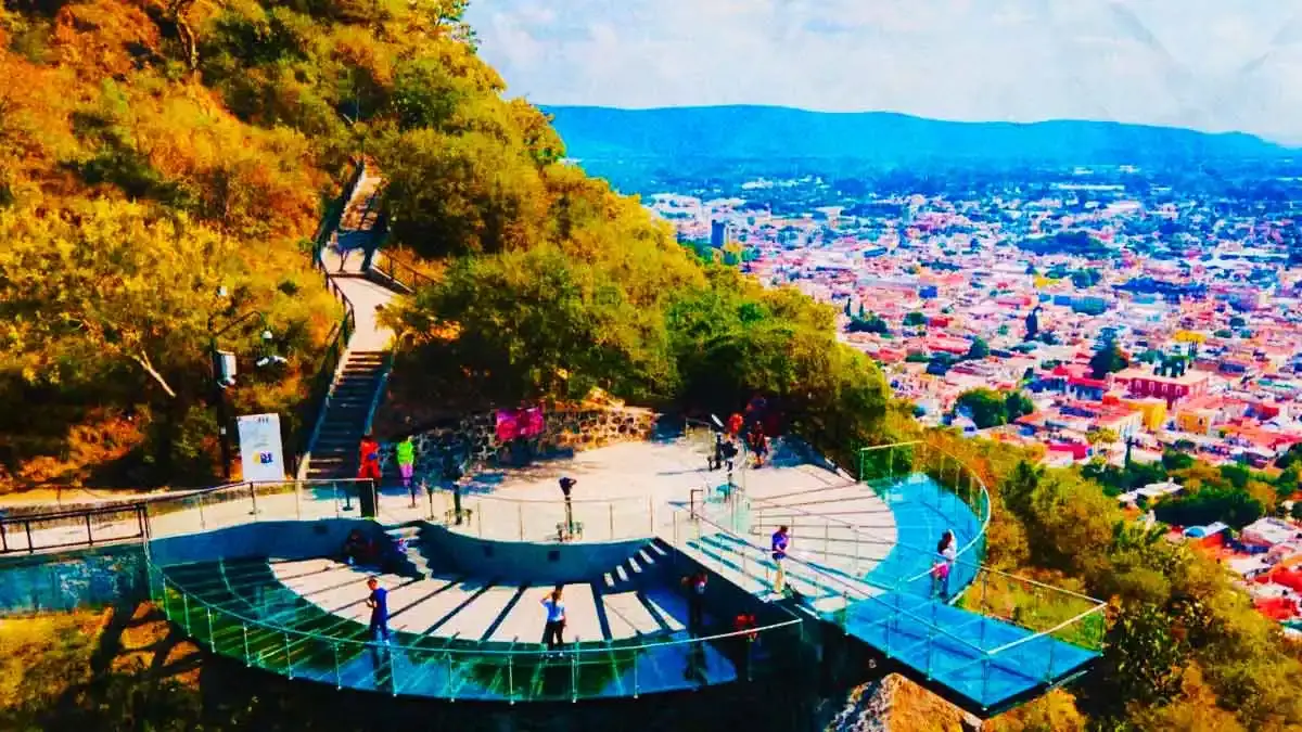 Cae niño de dos años del mirador de cristal de Atlixco