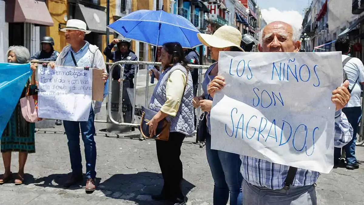 Colectivos provida bloquean el Congreso de Puebla, se sesionará la despenalización del aborto