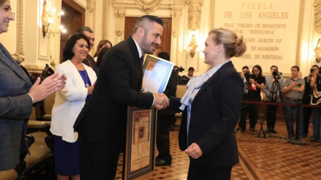 Ayuntamiento de Puebla celebra el día nacional del abogado con entrega de cédulas reales
