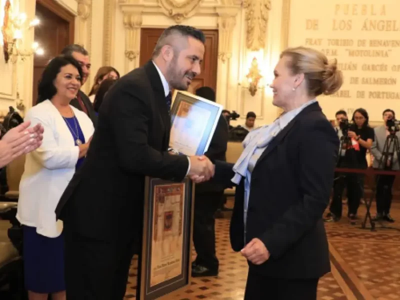 Ayuntamiento de Puebla celebra el día nacional del abogado con entrega de cédulas reales