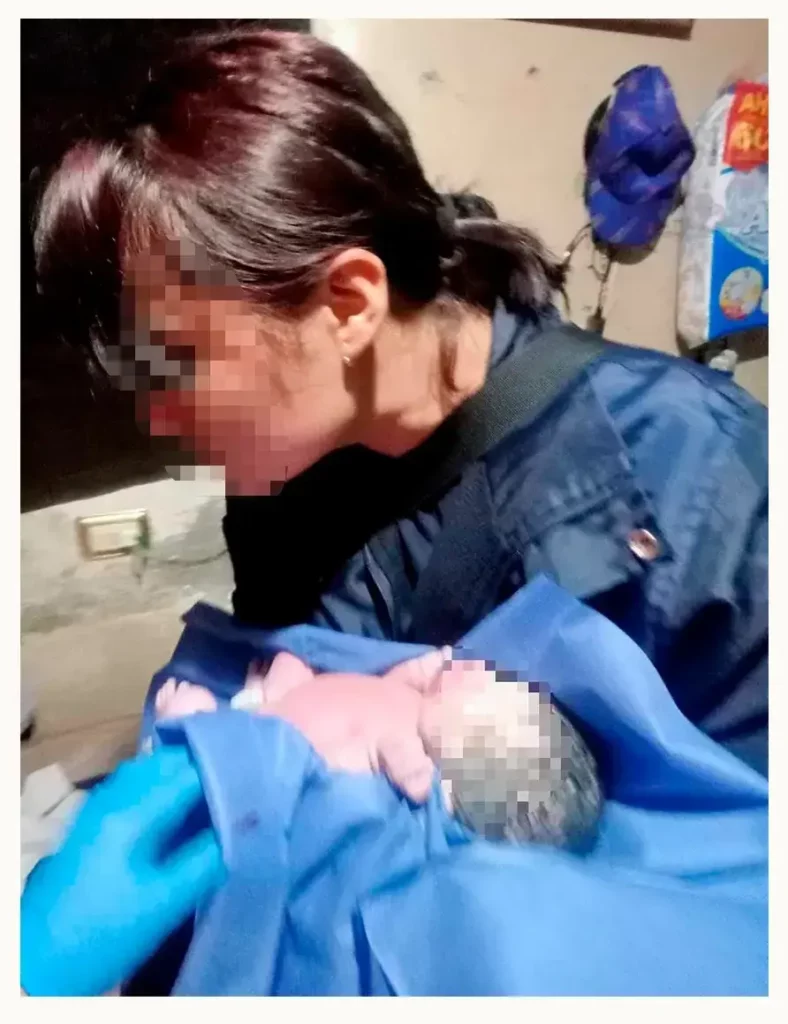 Mujer dio a luz en su casa en la Aquiles Serdán, Puebla; paramédicos recibieron al bebé