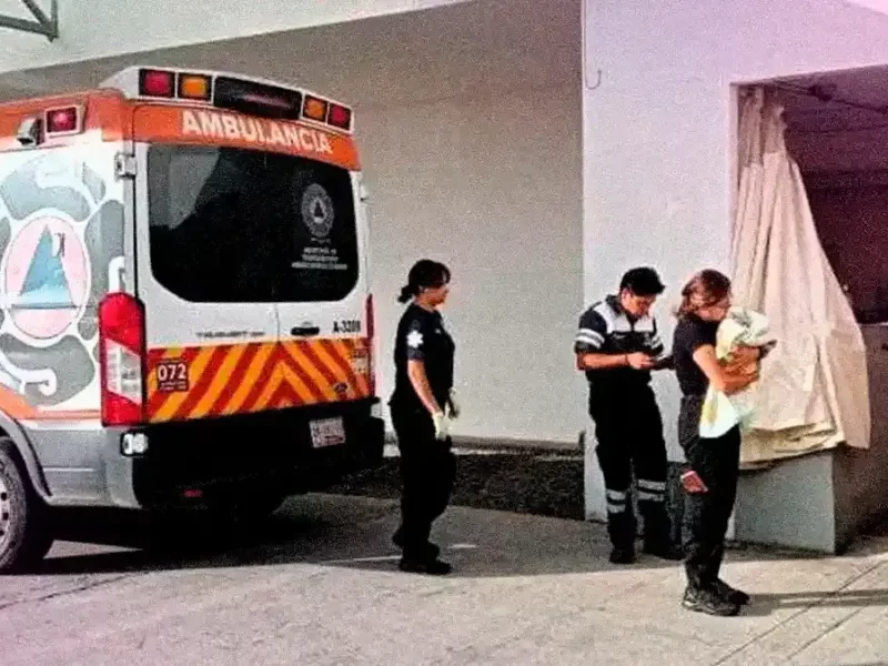 Mujer dio a luz en su casa en la Aquiles Serdán, Puebla; paramédicos recibieron al bebé