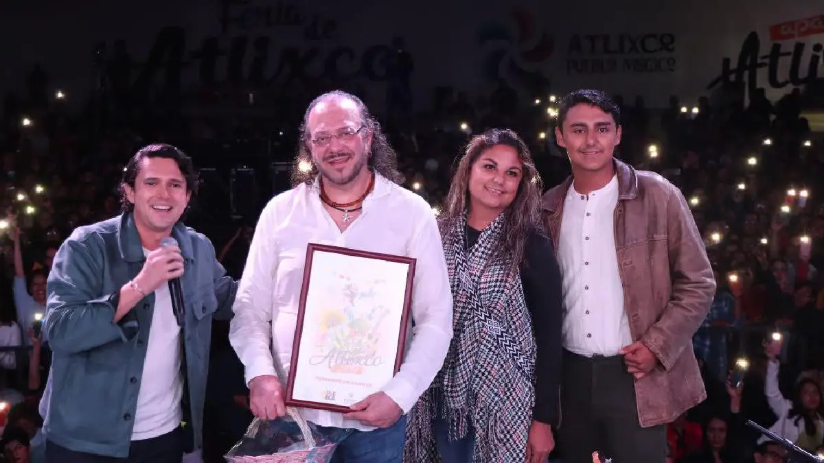 Noche bohemia y muy emotiva con la presentación de Fernando Delgadillo en la Feria de Atlixco 2024