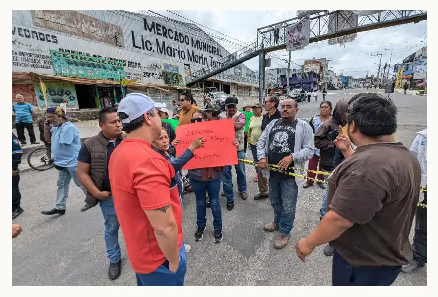 Manifestantes bloquean la carretera a Valsequillo por casi tres horas; exigen mejoras en transporte público 