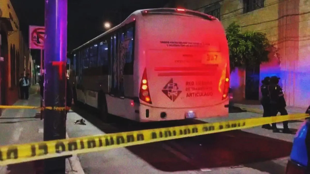 Motociclista murió impactado y atropellado por microbús de la RUTA en Puebla