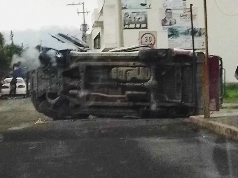 En intento de linchamiento, pobladores de Acajete volcaron una patrulla