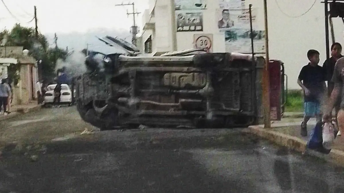 En intento de linchamiento, pobladores de Acajete volcaron una patrulla