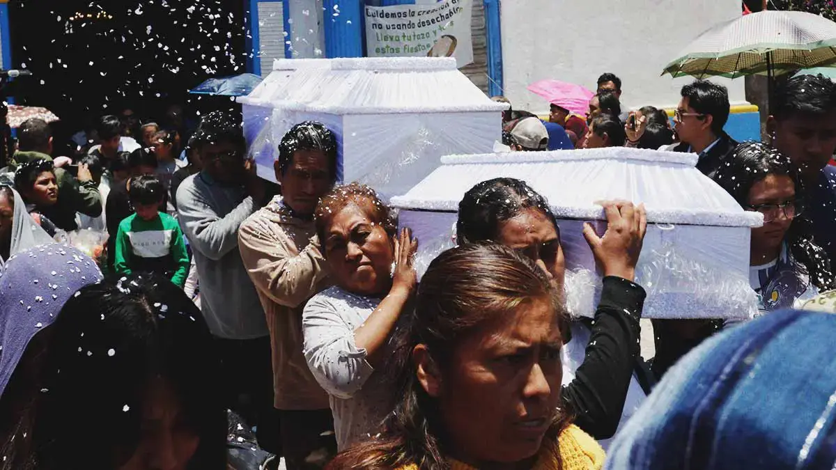 Dan último adiós a los seis miembros de la familiar Osorio, atropellados en Coronango