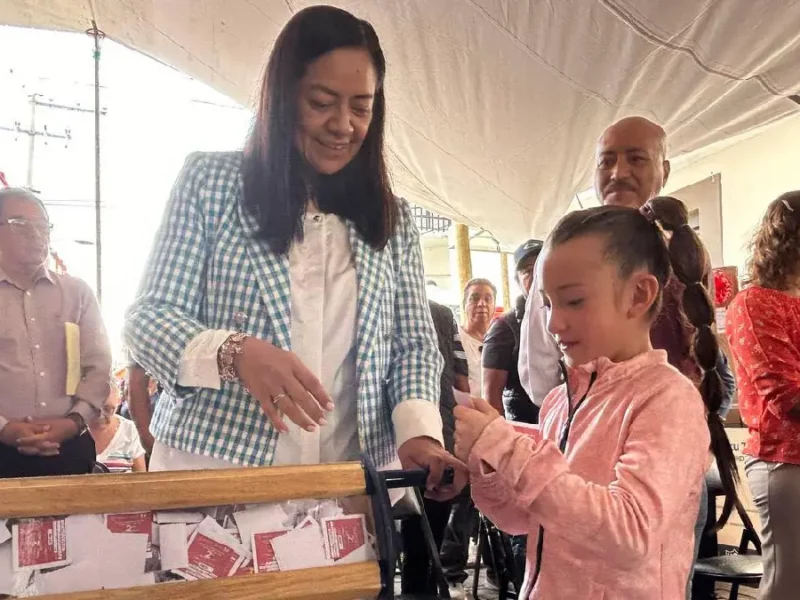 Ariadna Ayala y familias atlixquenses celebran el segundo aniversario de la tienda de abasto popular y farmacia municipal