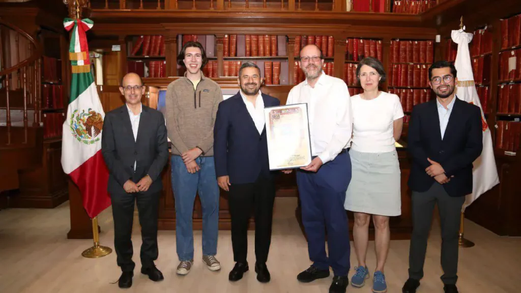Ayuntamiento de Puebla otorgó copia de cédula real al Premio Nobel, Michael Robert Kremer
