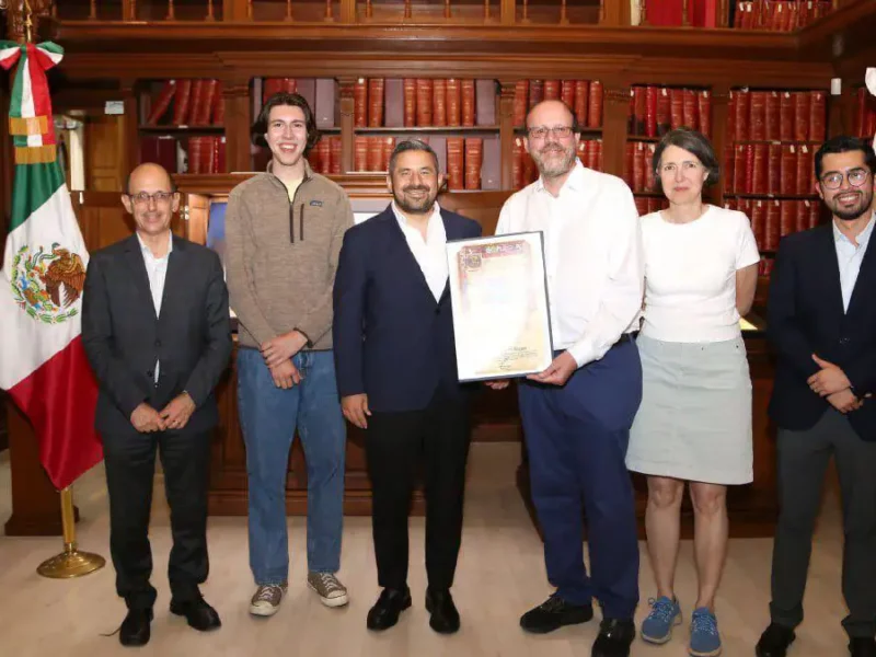 Ayuntamiento de Puebla otorgó copia de cédula real al Premio Nobel, Michael Robert Kremer