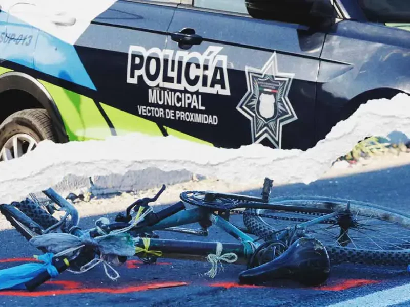 Patrulla municipal impacta a ciclista adulto mayor en Puebla; el hombre esquivaba un encharcamiento