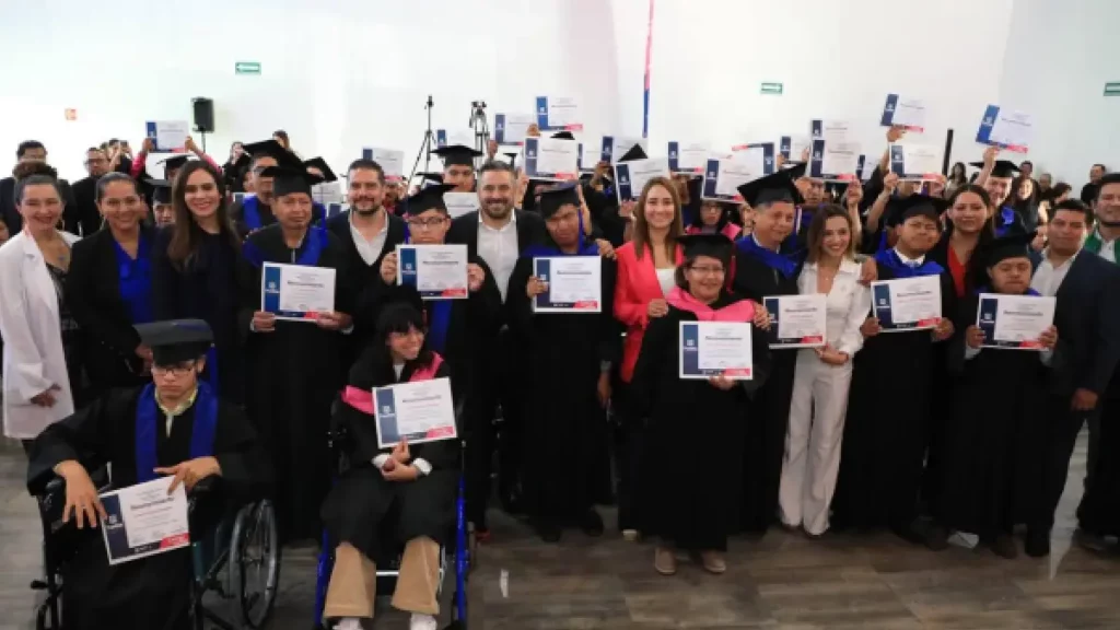 SMDIF gradúa a 62 personas con dispacacidad en talleres de inclusión laboral y en educación básica