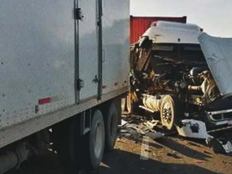 Choque entre un tractocamión y tráiler en la México-Puebla deja un herido 