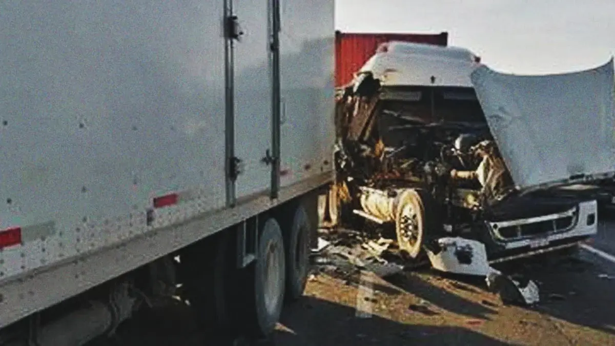 Choque entre un tractocamión y tráiler en la México-Puebla deja un herido 