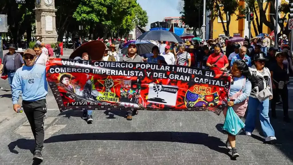 UPVA "28 de octubre" instala plantón y causa caos en el Centro de Puebla