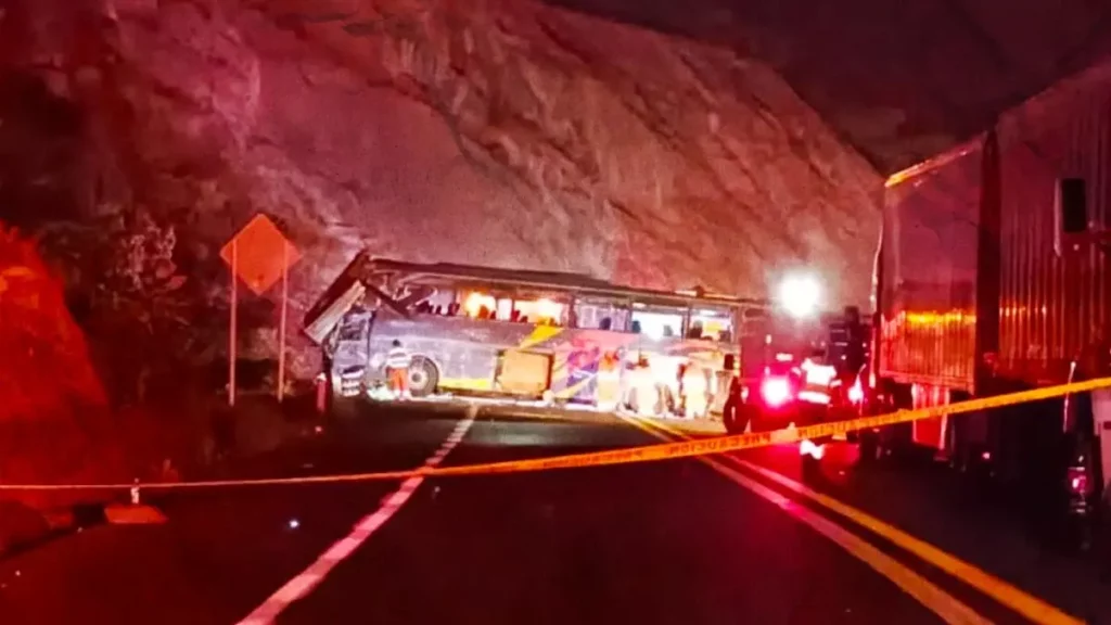 Mueren cuatro y 35 personas resultan lesionadas por volcadura de un autobús en la Cuacnopalan-Oaxaca