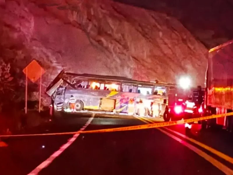 Mueren cuatro y 35 personas resultan lesionadas por volcadura de un autobús en la Cuacnopalan-Oaxaca