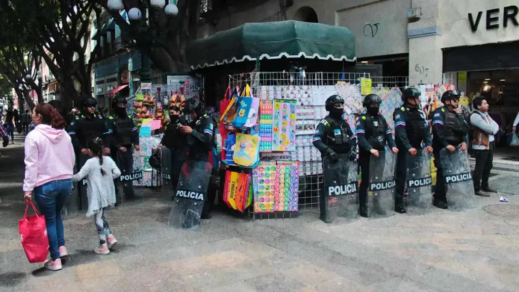 Se registra enfrentamiento entre ambulantes y personal de Segom en el Centro Histórico de Puebla