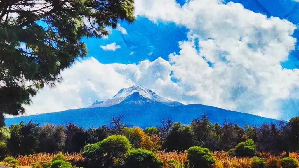 Rescatan a dos jóvenes luego de perderse en La Malinche