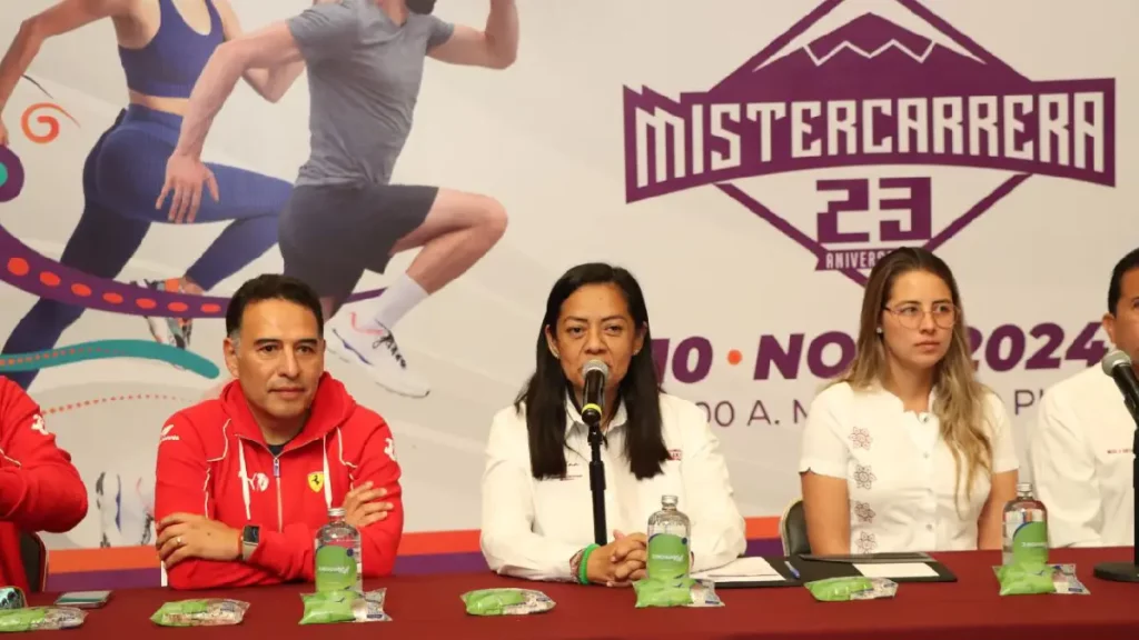 Corre al lado de catrinas gigantes en la Carrera Mister Tennis en Atlixco