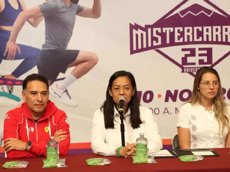 Corre al lado de catrinas gigantes en la Carrera Mister Tennis en Atlixco