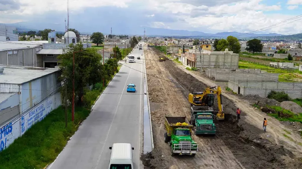 Avanza la construcción del par vial del camino a Moyotzingo