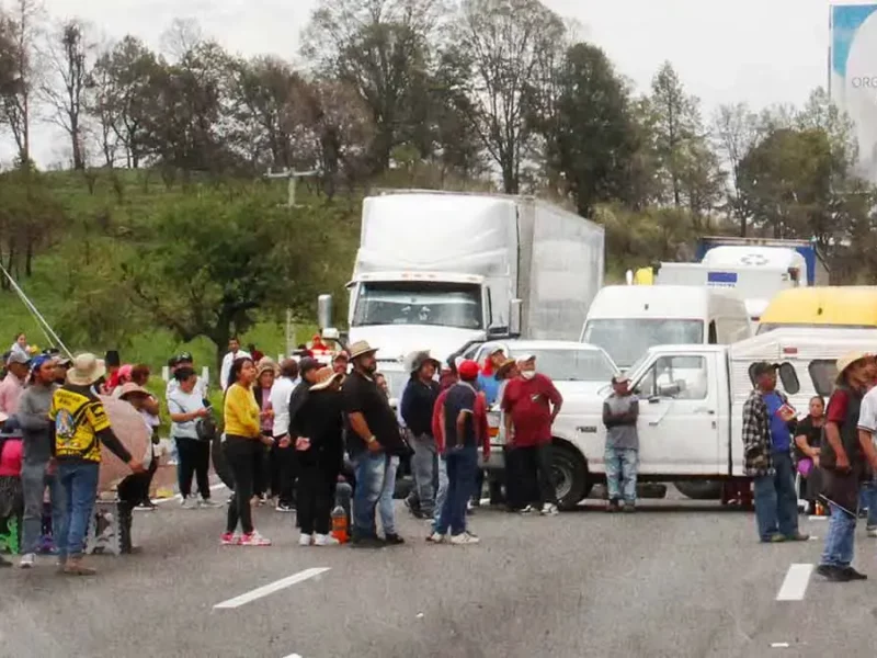 Por segunda ocasión, pobladores de Santa Rita Tlahuapan bloquean la autopista México-Puebla