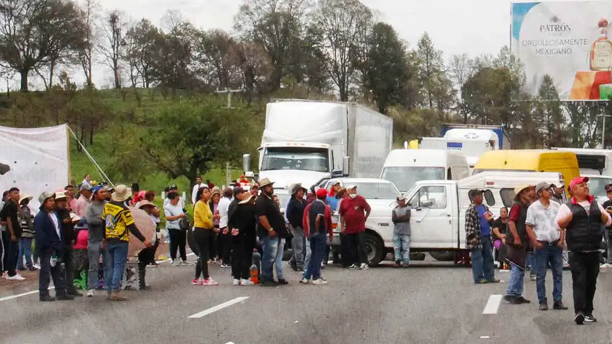 Por segunda ocasión, pobladores de Santa Rita Tlahuapan bloquean la autopista México-Puebla