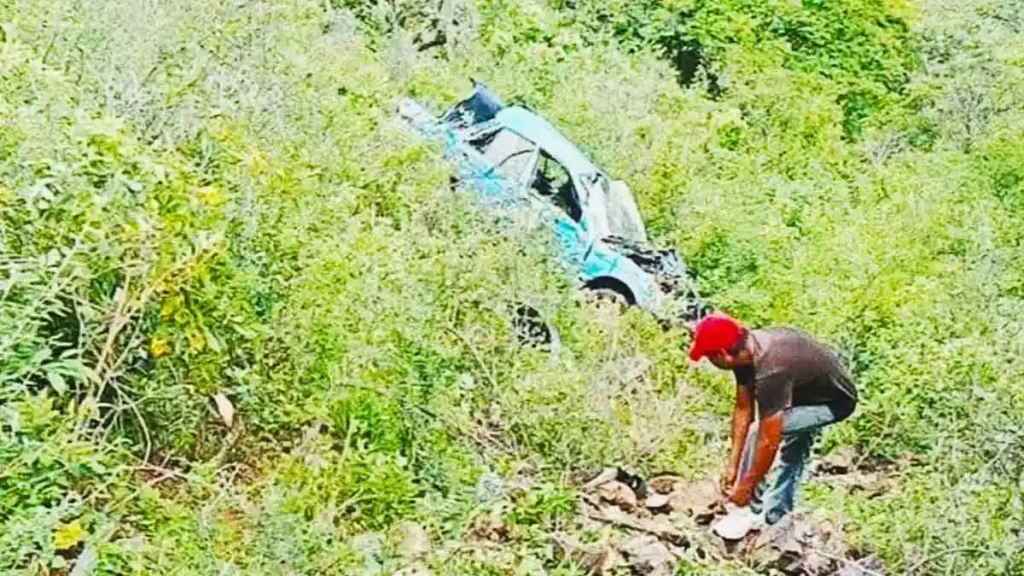 Auto cae en barranca de Coxcatlán, Puebla; hay un muerto y varios heridos