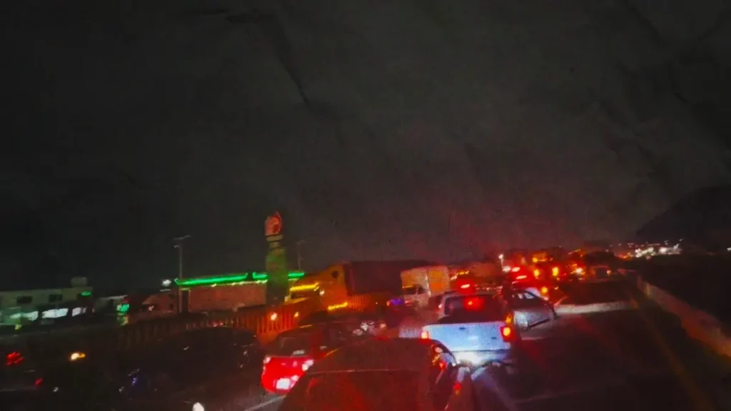 Bloqueo en la autopista México-Puebla continúa, vecinos de Tlahuapan abandonaron mesas de negociación 