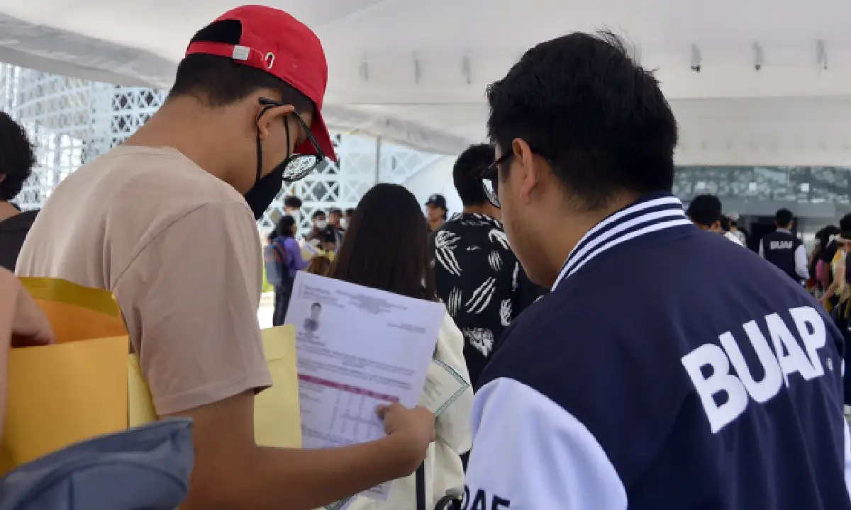 En la Arena BUAP, la Rectora Lilia Cedillo da la bienvenida a estudiantes del nivel medio superior que se suman a la comunidad universitaria