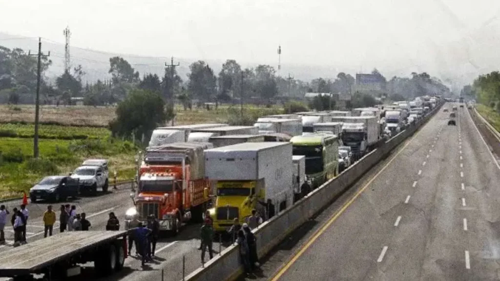 Cumple más de 24 horas el bloqueo en la autopista México-Puebla, te sugerimos vías alternas