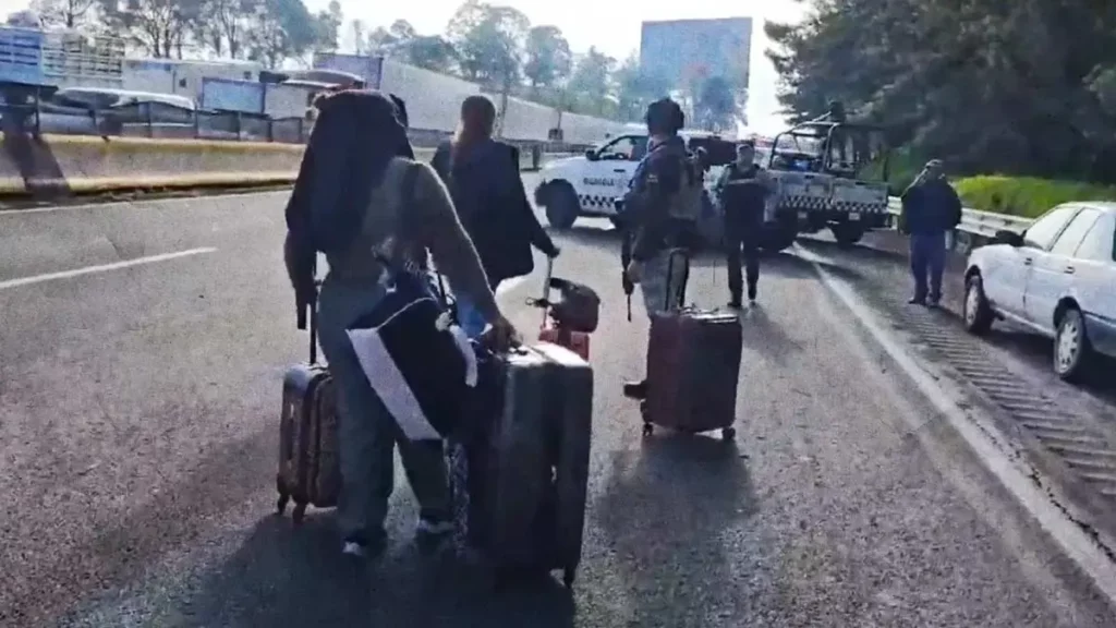 Guardia Nacional traslada a personas varadas por el bloqueo en la autopista México-Puebla 