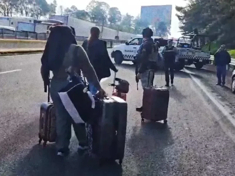 Guardia Nacional traslada a personas varadas por el bloqueo en la autopista México-Puebla 