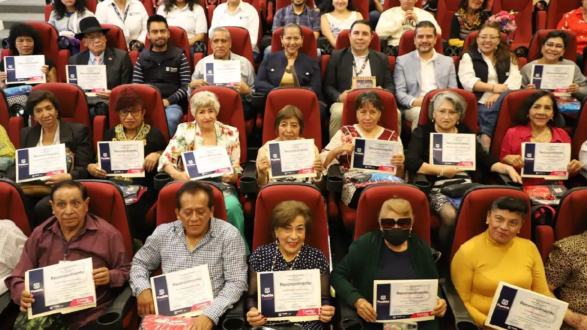 SMDIF capacita laboralmente a personas adultas mayores en taller de OXXO