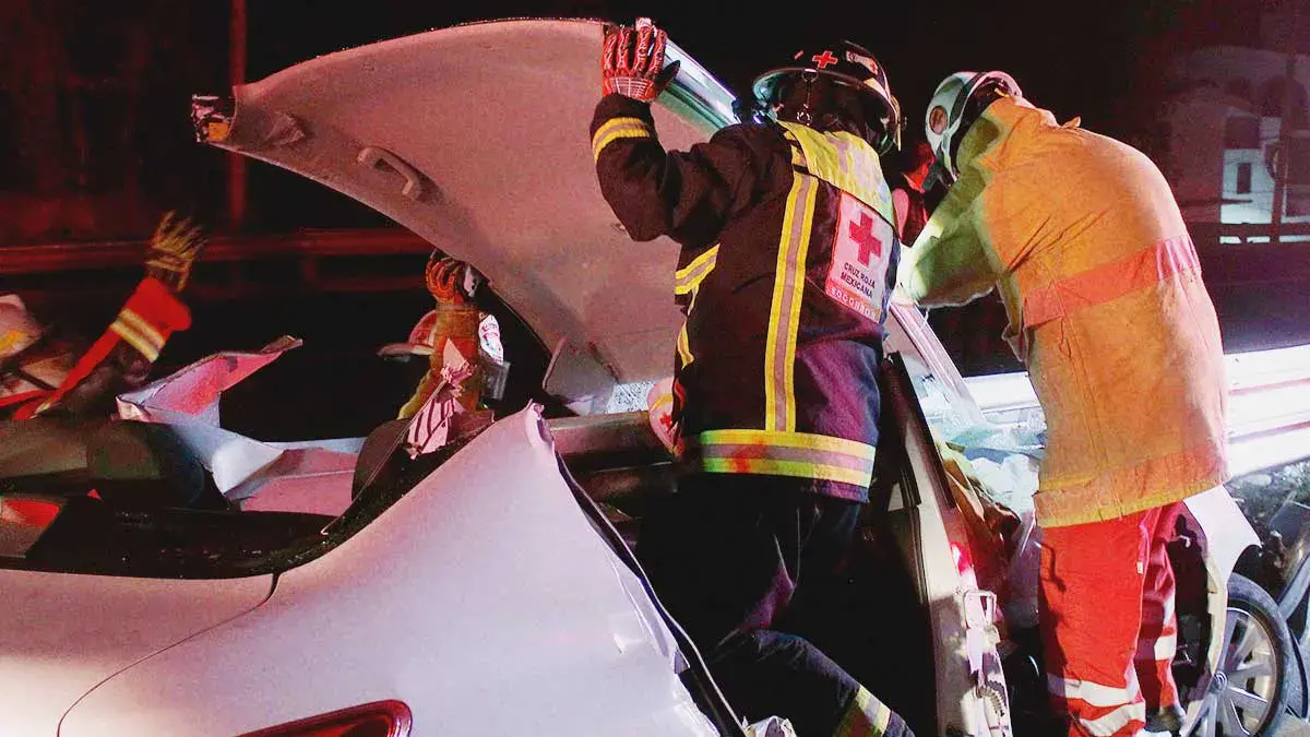 Automovilista murió prensado al chocar contra un tráiler en la autopista México-Puebla