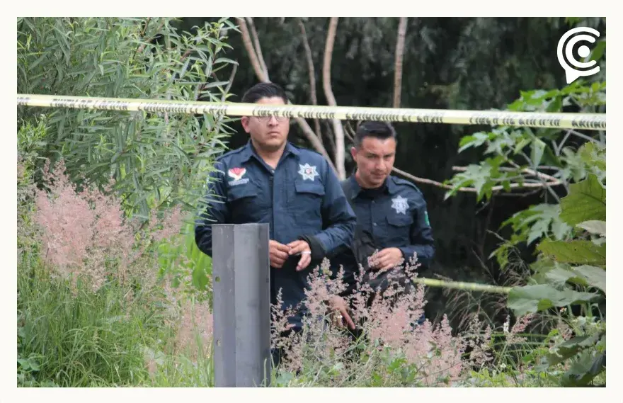 Vehículo policial al lado de autopista.