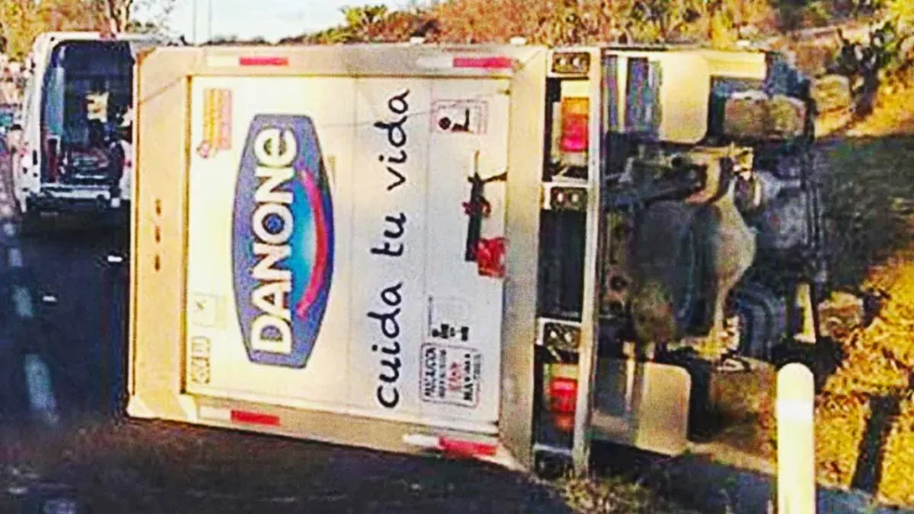 Volcadura de tráiler de Danone provoca cierre de ambos sentidos en la carretera Izúcar-Cuautla