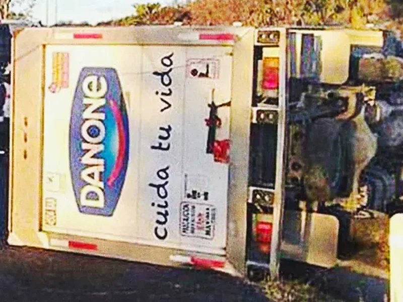 Volcadura de tráiler de Danone provoca cierre de ambos sentidos en la carretera Izúcar-Cuautla