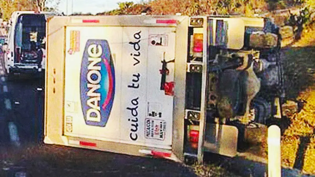 Volcadura de tráiler de Danone provoca cierre de ambos sentidos en la carretera Izúcar-Cuautla