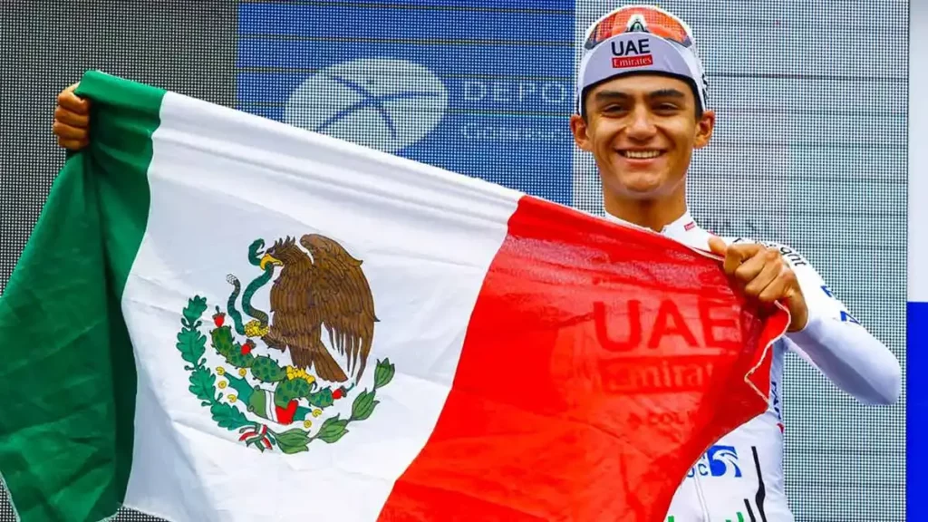 Isaac del Toro, ciclista mexicano, competirá en Vuelta a España 2024 con el UAE Emirates