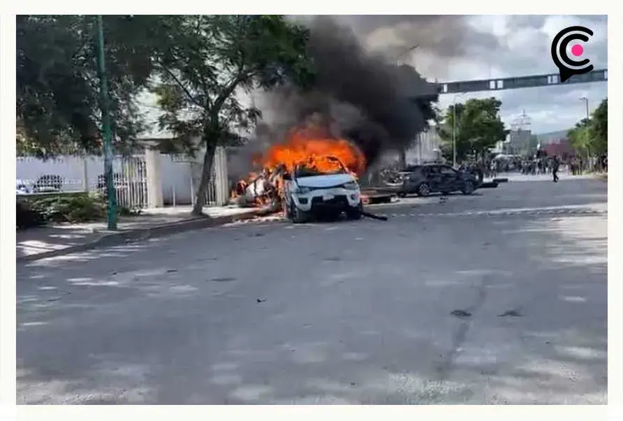 Por fraude millonario, afectados queman y vandalizan lote de autos en Tehuacán