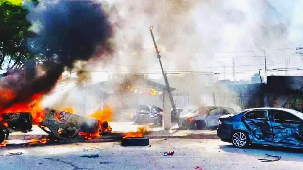 Por fraude millonario, afectados queman y vandalizan lote de autos en Tehuacán