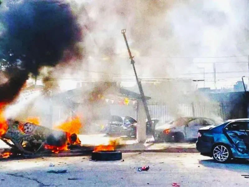 Por fraude millonario, afectados queman y vandalizan lote de autos en Tehuacán