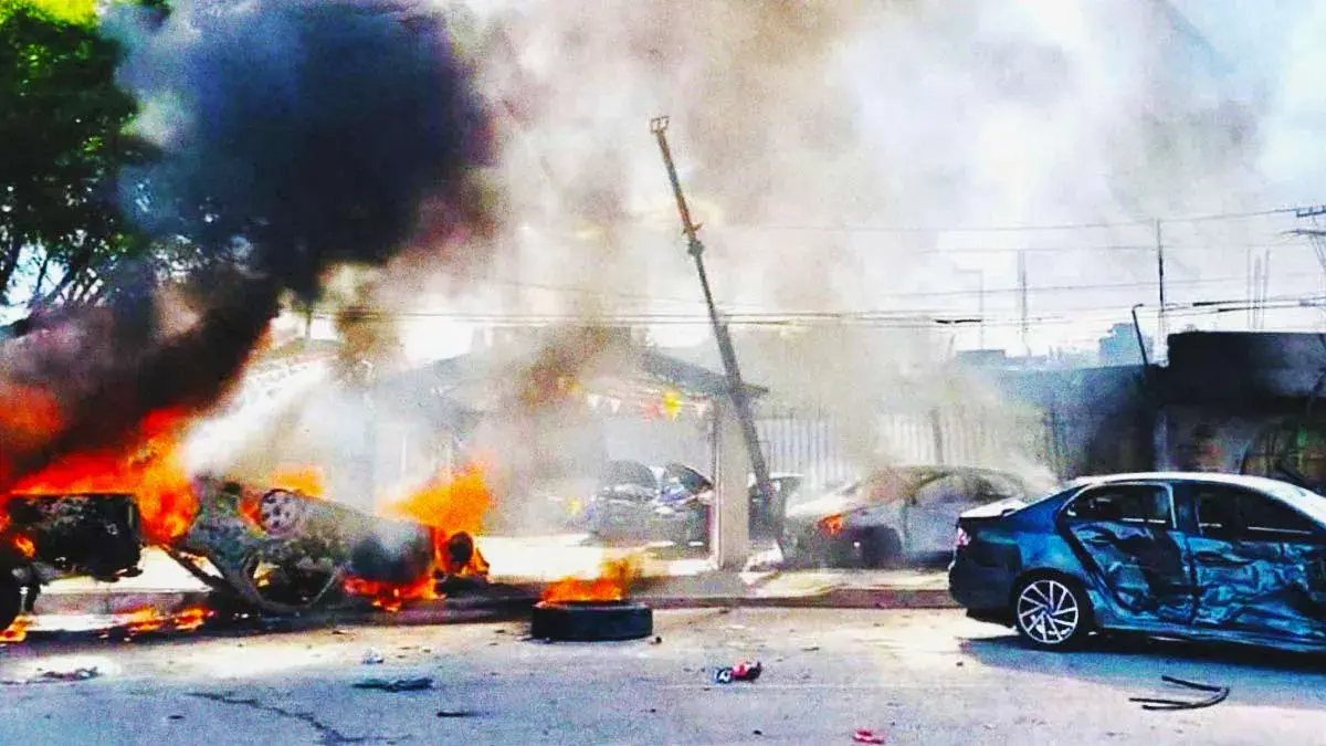 Por fraude millonario, afectados queman y vandalizan lote de autos en Tehuacán