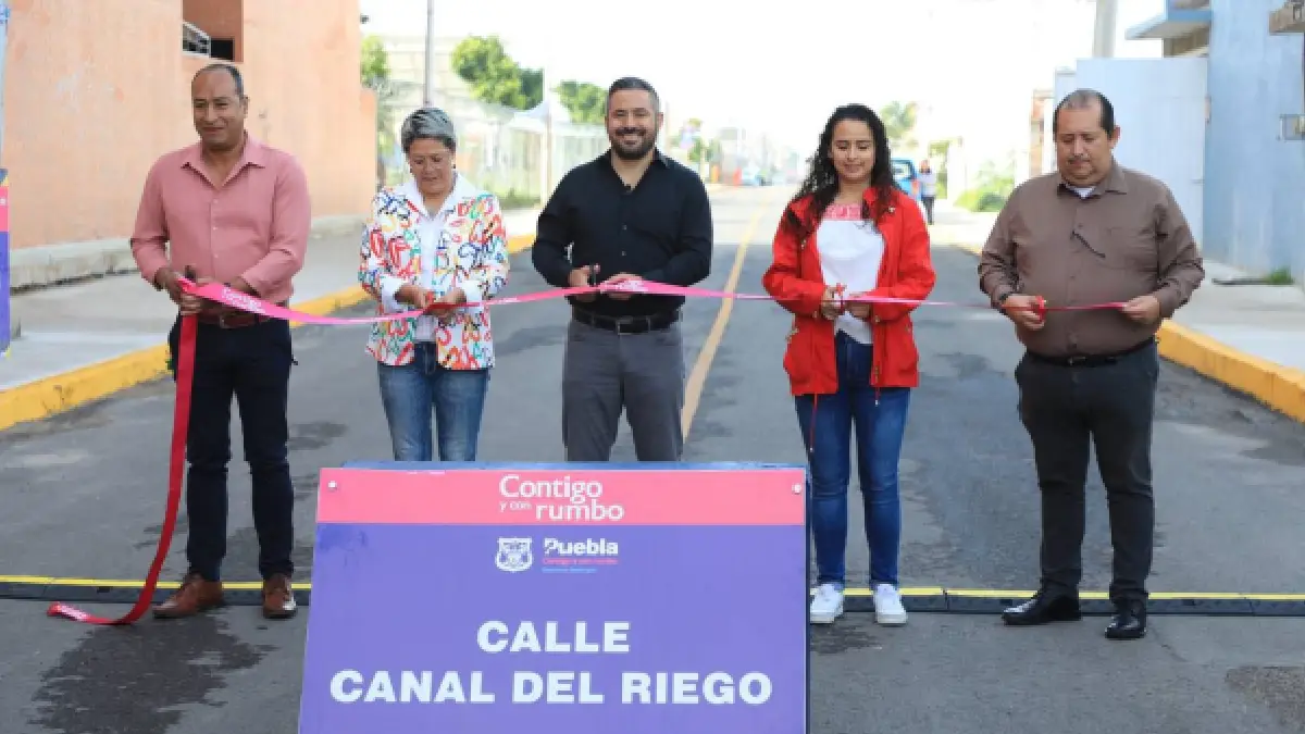 Entrega Ayuntamiento de Puebla rehabilitación vial en San José Chapulco