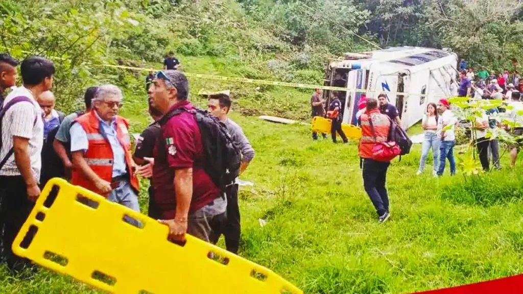 Accidente de autobús en Nauzontla dejó un muerto y diez lesionados